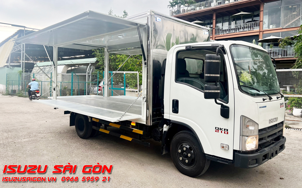 Xe Tải Isuzu 1T9 Thùng Kín Cánh Dơi